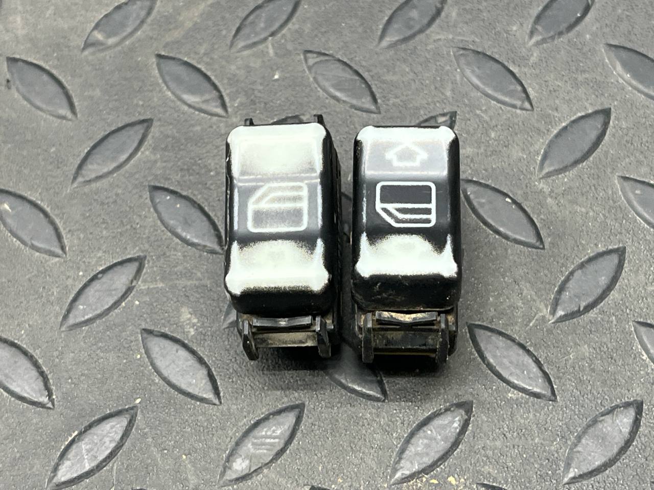 Кнопка стеклоподъемника Mercedes C/W202 1993-2001