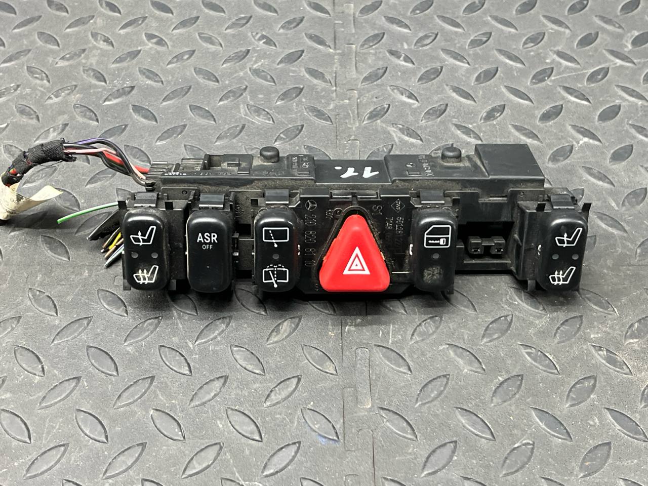 Кнопка аварийной сигнализации Mercedes C/W202 1993-2001
