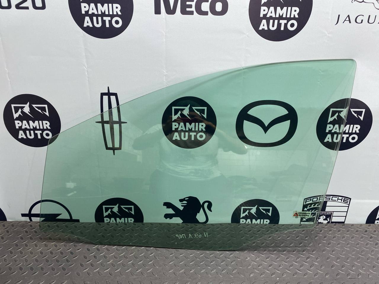 Стекло двери переднее левое Mercedes B/W245 2005-2011