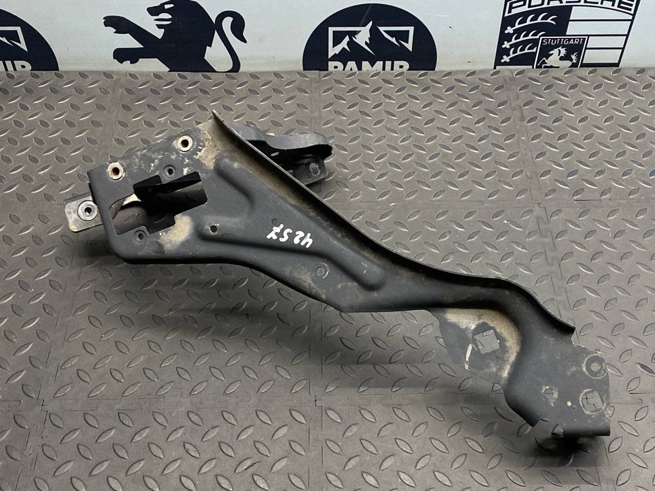 Кронштейн фары левый Mercedes C/W204 2006-2015