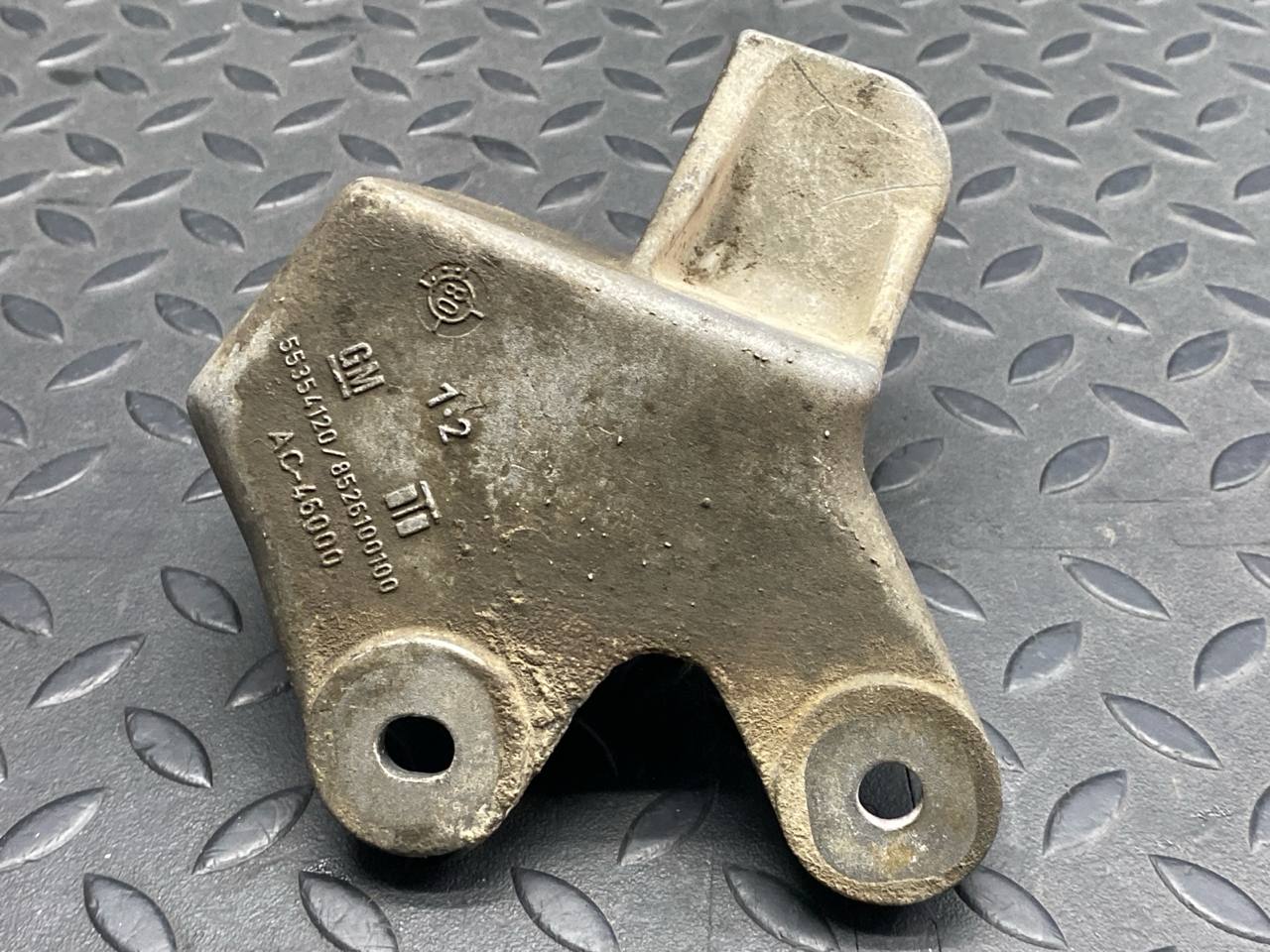 Кронштейн троса КПП Opel Zafira/B 2005-2014