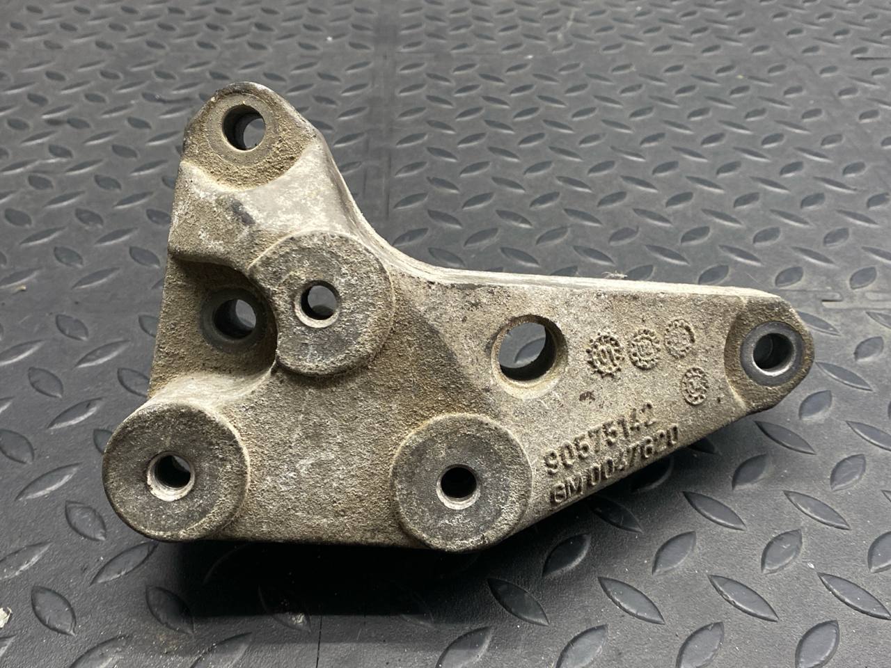 Кронштейн КПП Opel Astra/H 2004-2014