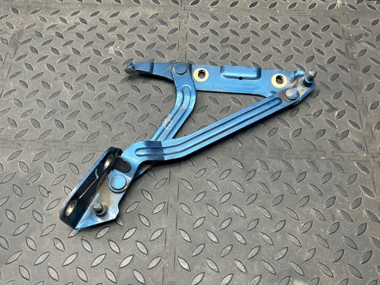 Петля крышки багажника левая Ford Mondeo/3 2000-2007