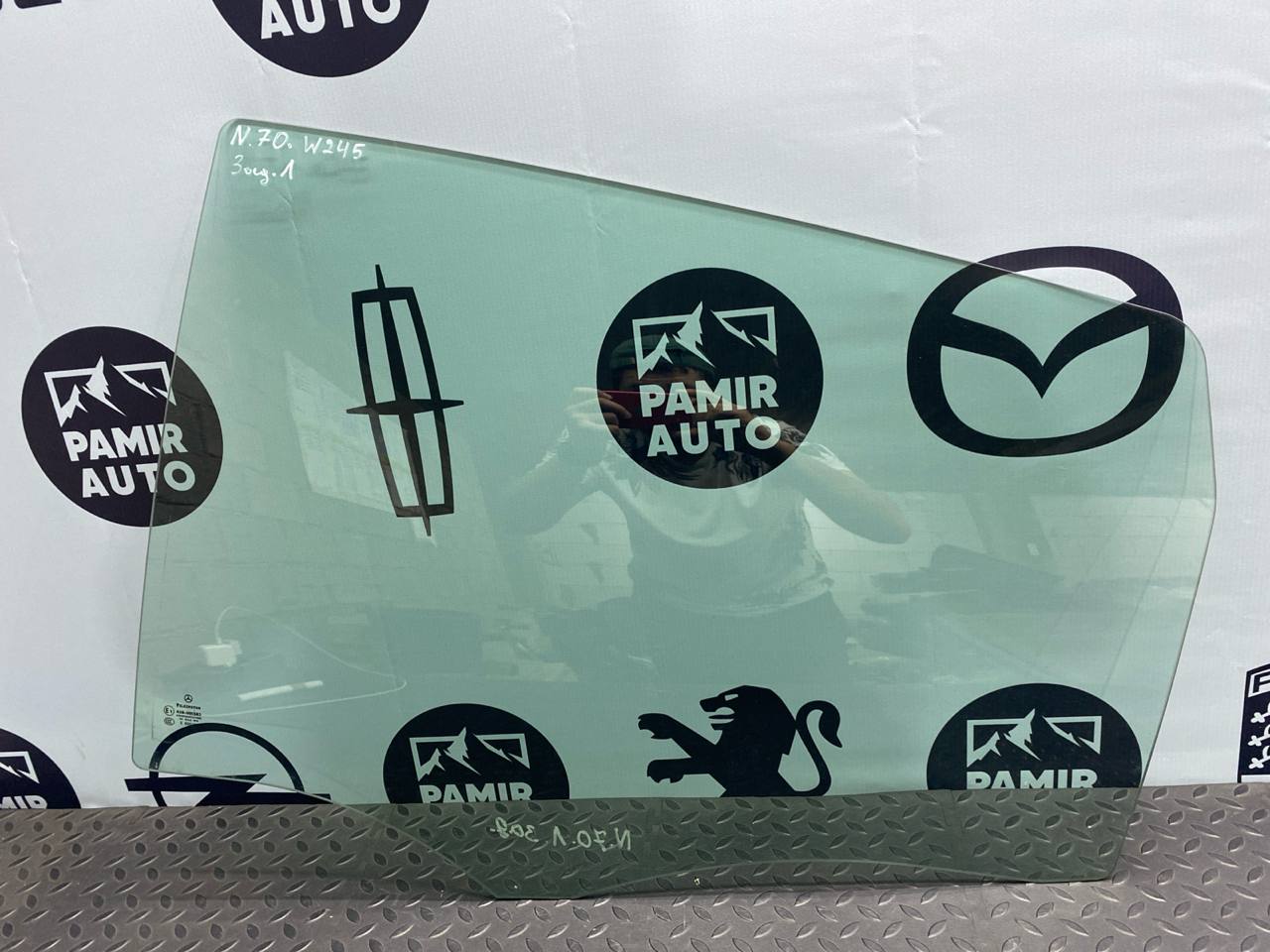 Стекло двери заднее левое Mercedes B/W245 2005-2011