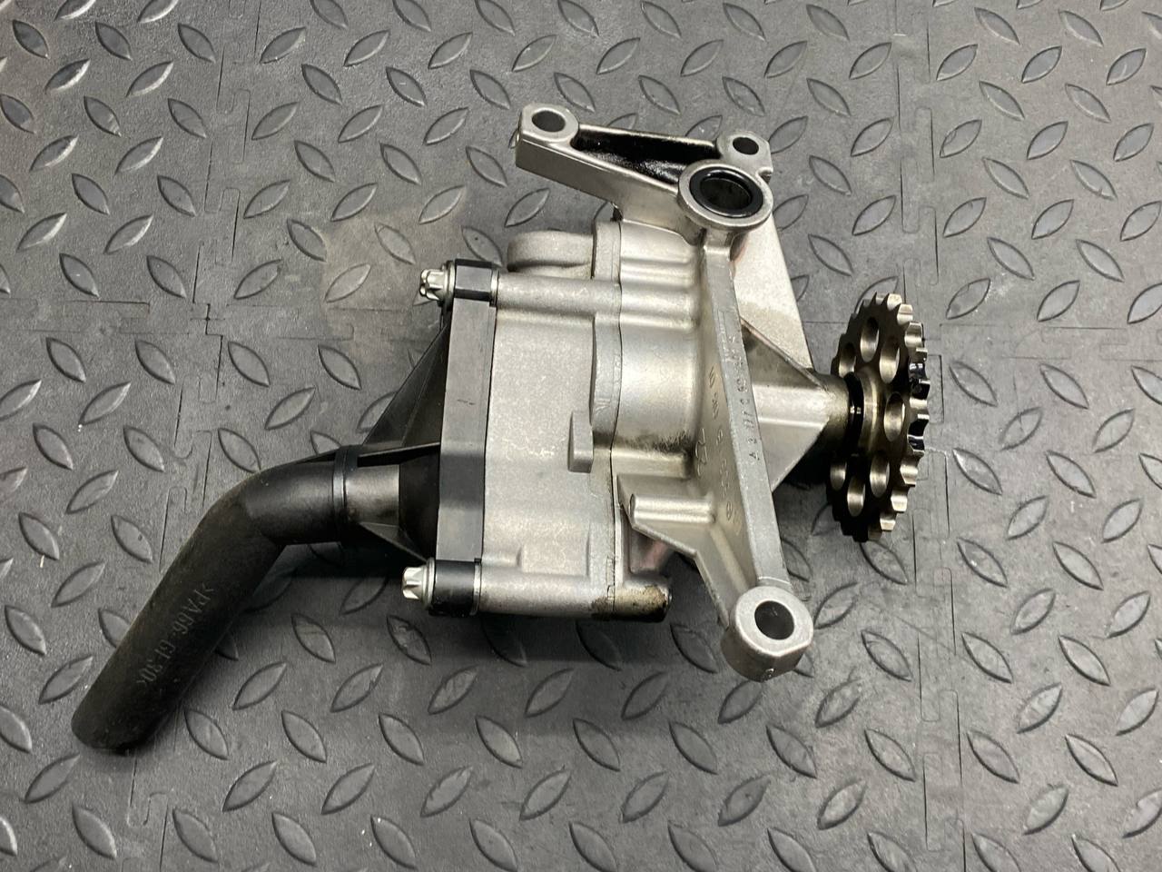 Насос масляный Mercedes E/W211 2002-2009