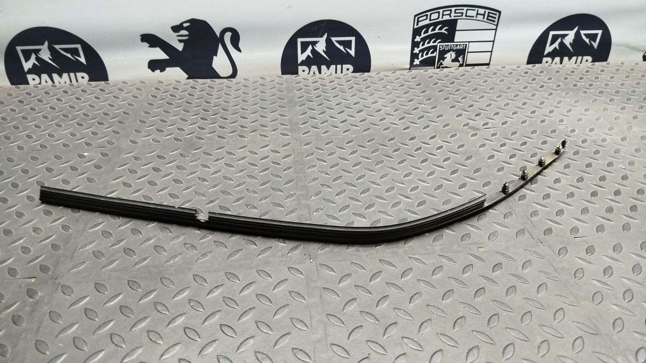 Уплотнитель фары левый Mercedes C/W202 1993-2001