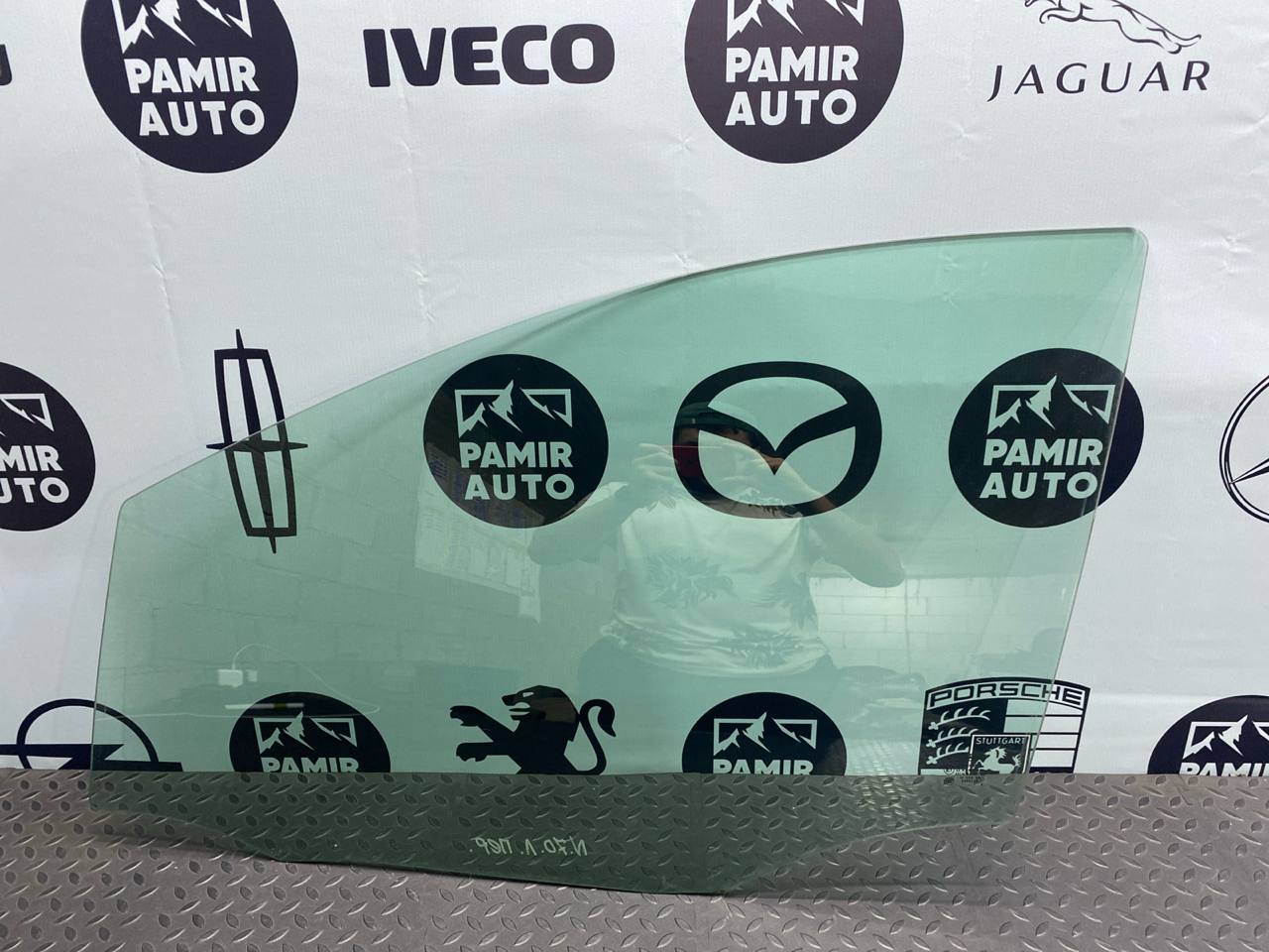 Стекло двери переднее левое Mercedes B/W245 2005-2011