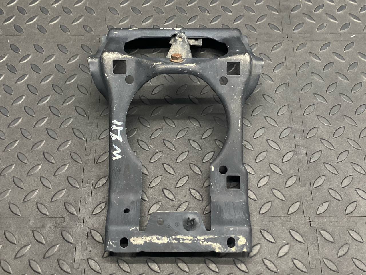 Кронштейн замка капота Mercedes E/W211 2002-2009