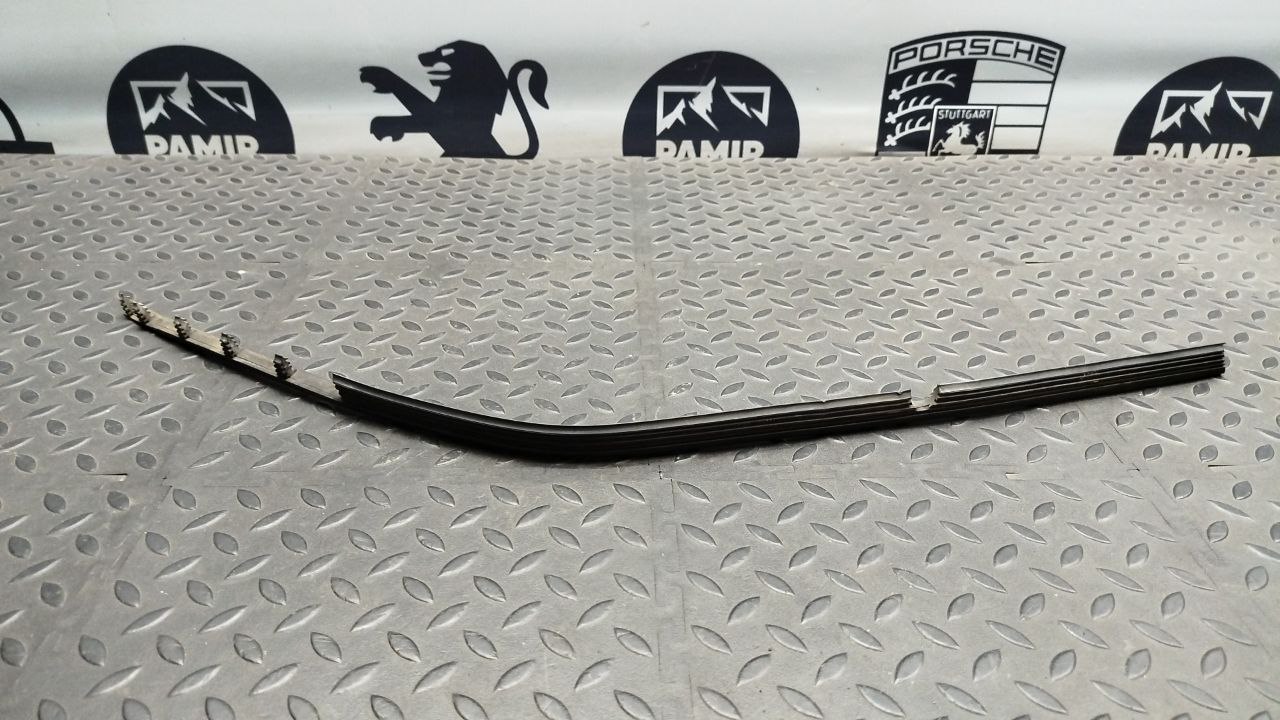 Уплотнитель фары правый Mercedes C/W202 1993-2001