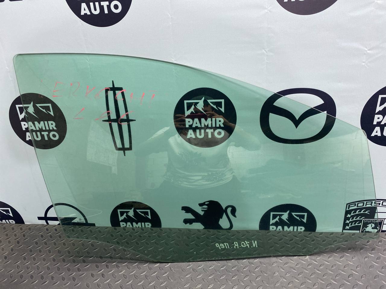 Стекло двери переднее правое Mercedes B/W245 2005-2011