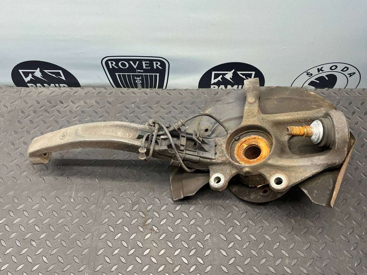 Кулак поворотный передний левый Mercedes M/W164 2005-2011