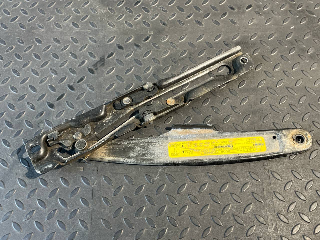 Ограничитель двери багажника Toyota Land Cruiser Prado/120 2002-2009