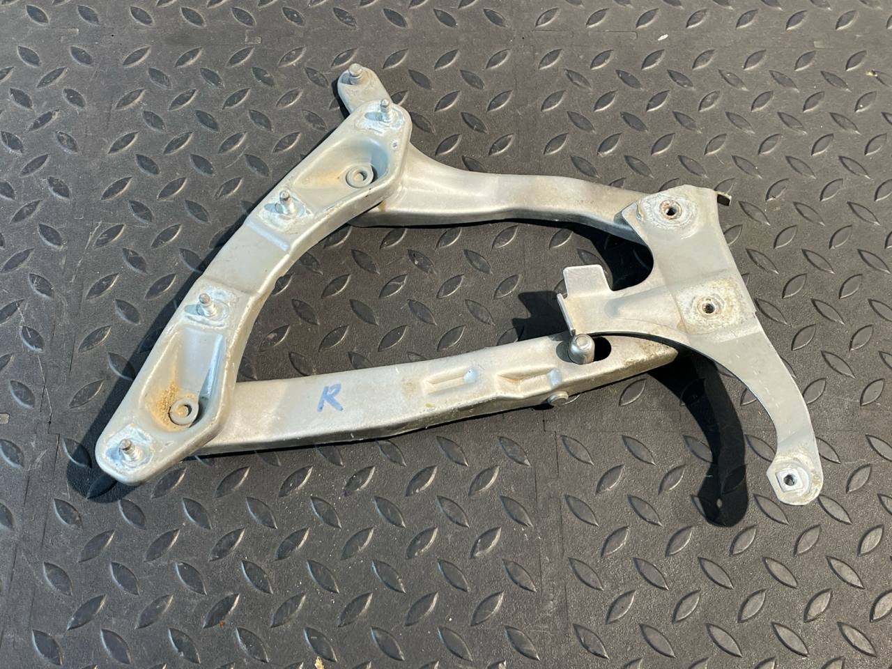 Петля капота правая Mercedes C/W202 1993-2001