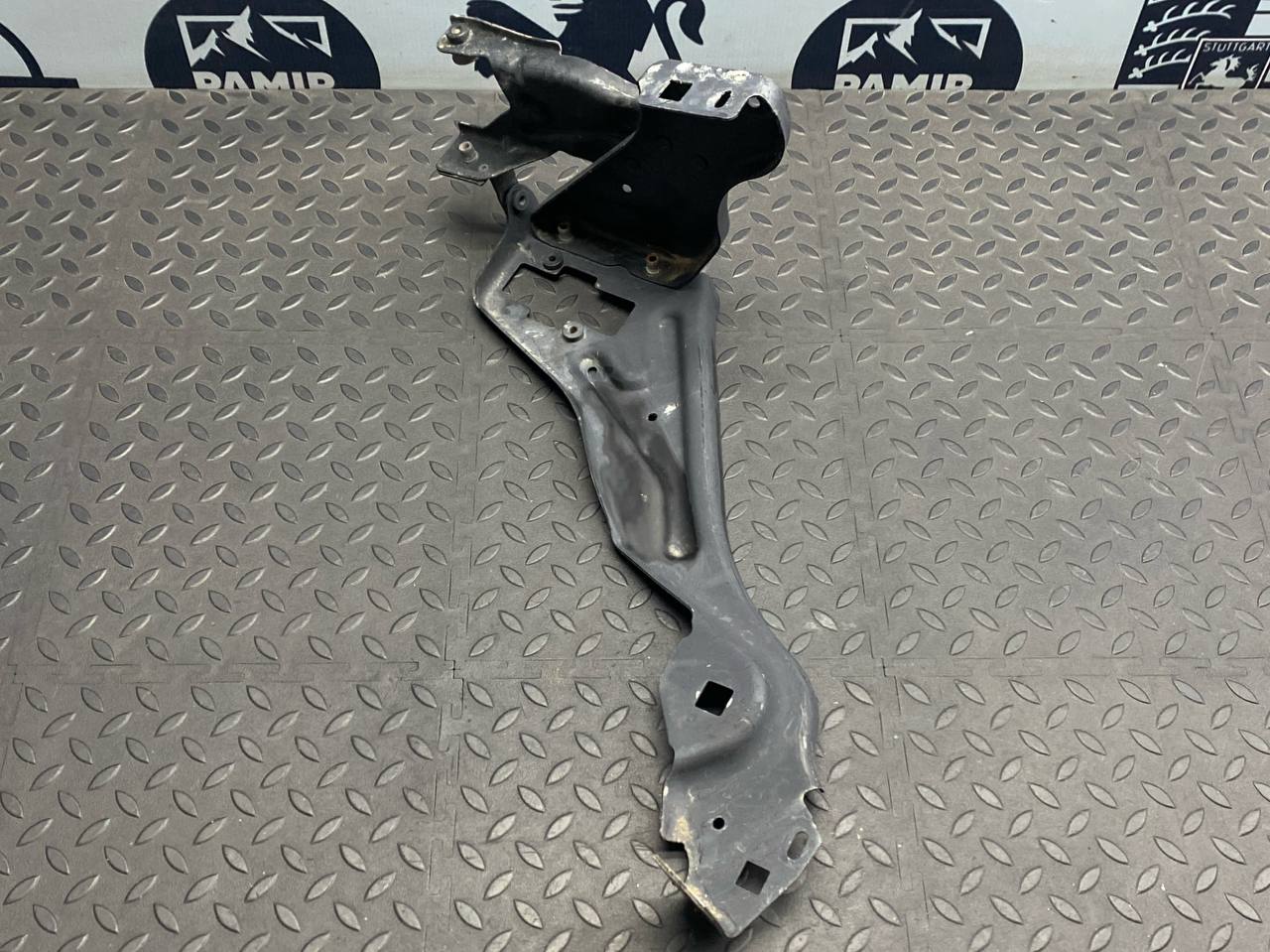 Кронштейн фары правый Mercedes C/W204 2006-2015