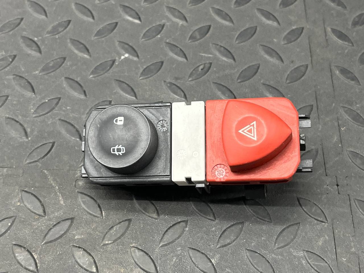 Кнопка аварийной сигнализации Renault Scenic/2 2003-2009