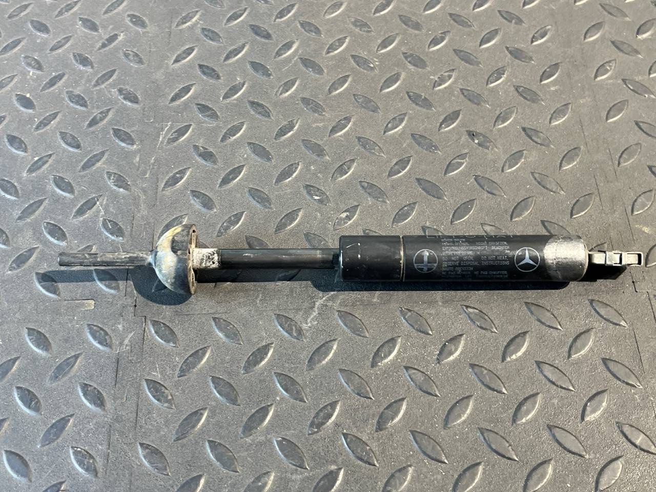 Амортизатор капота Mercedes C/W202 1993-2001