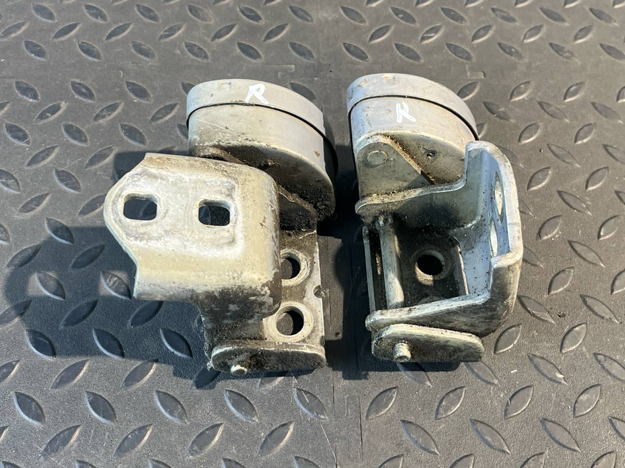 Петля двери правая Renault Scenic/2 2003-2009