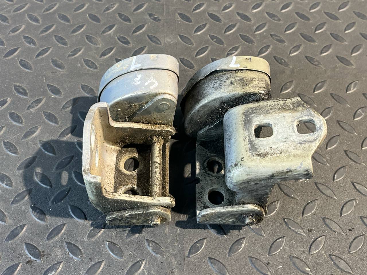 Петля двери левая Renault Scenic/2 2003-2009