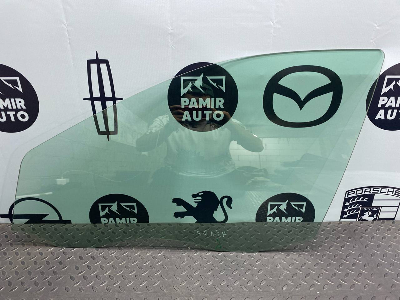 Стекло двери переднее левое Mercedes C/W203 2000-2008