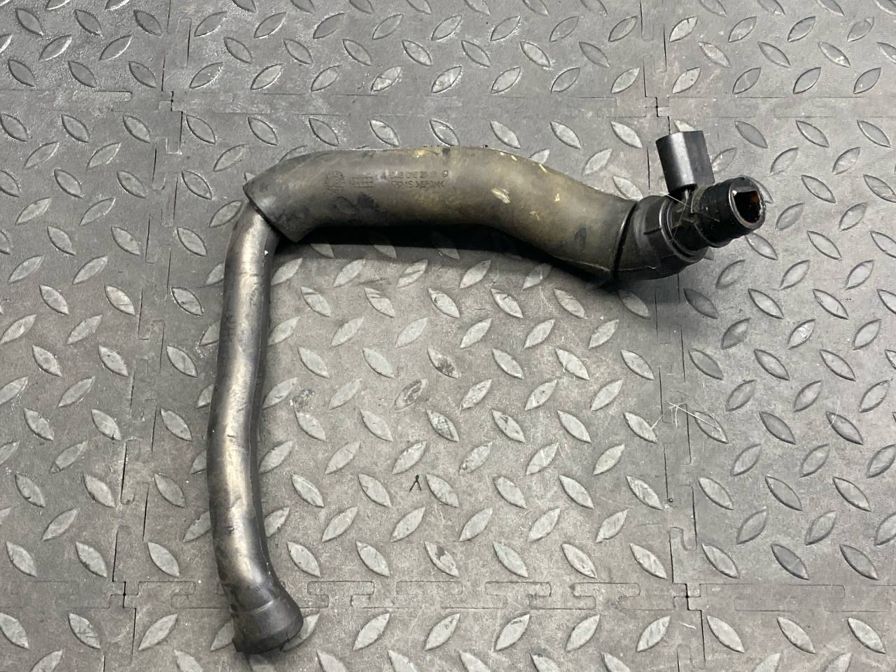 Патрубок картерных газов Mercedes E/W211 2002-2009