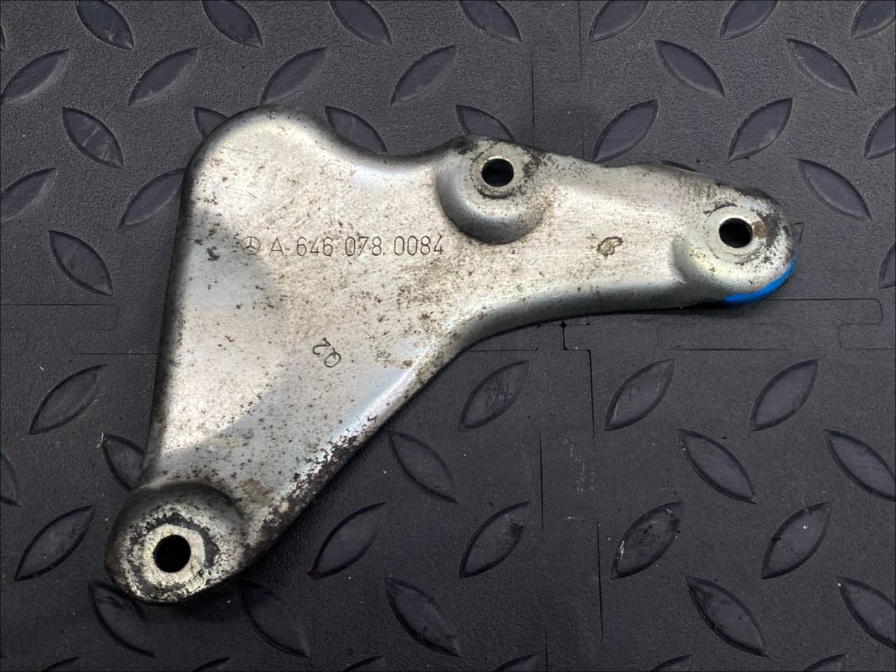 Кронштейн топливной рампы Mercedes E/W211 2002-2009