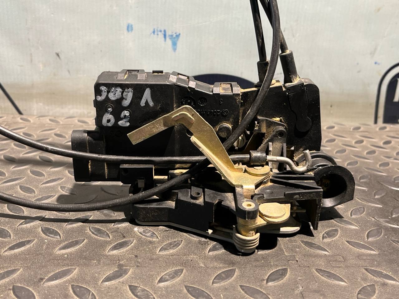 Замок двери задний левый Mercedes M/W163 1997-2005