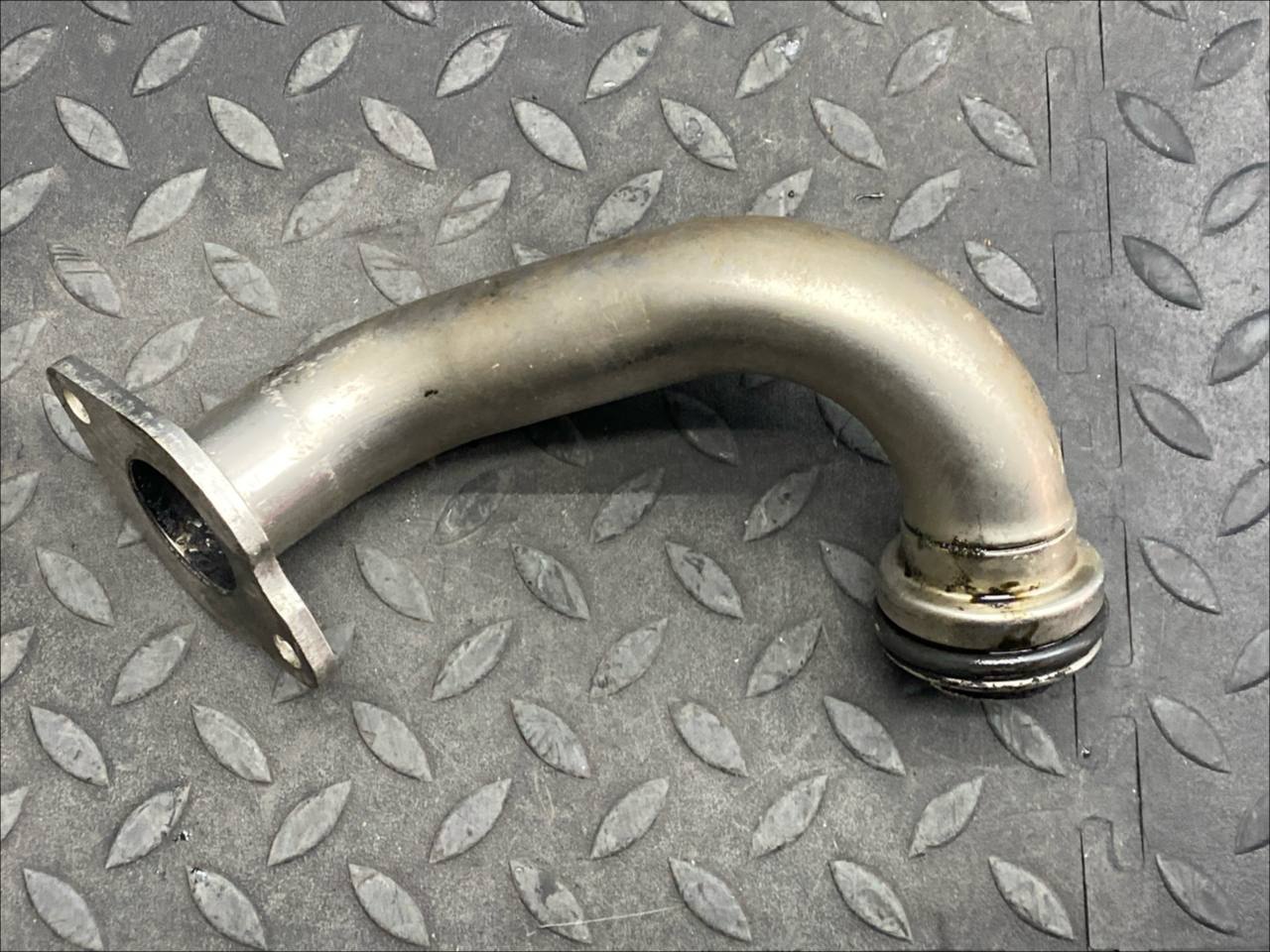 Патрубок картерных газов Mercedes E/W211 2002-2009