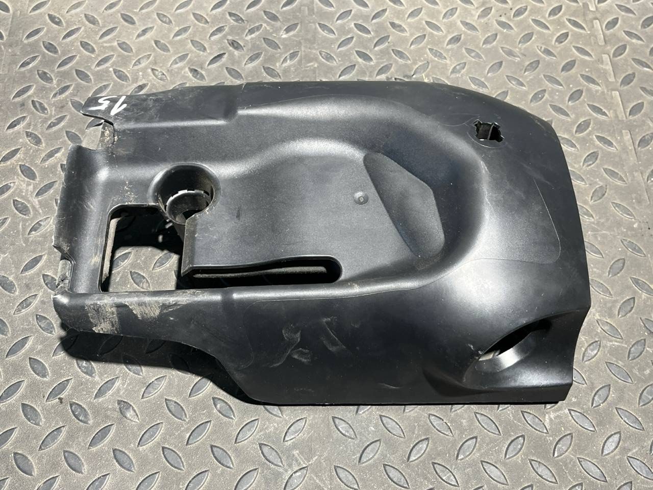 Кожух рулевой колонки нижний Ford Focus/2 2004-2011