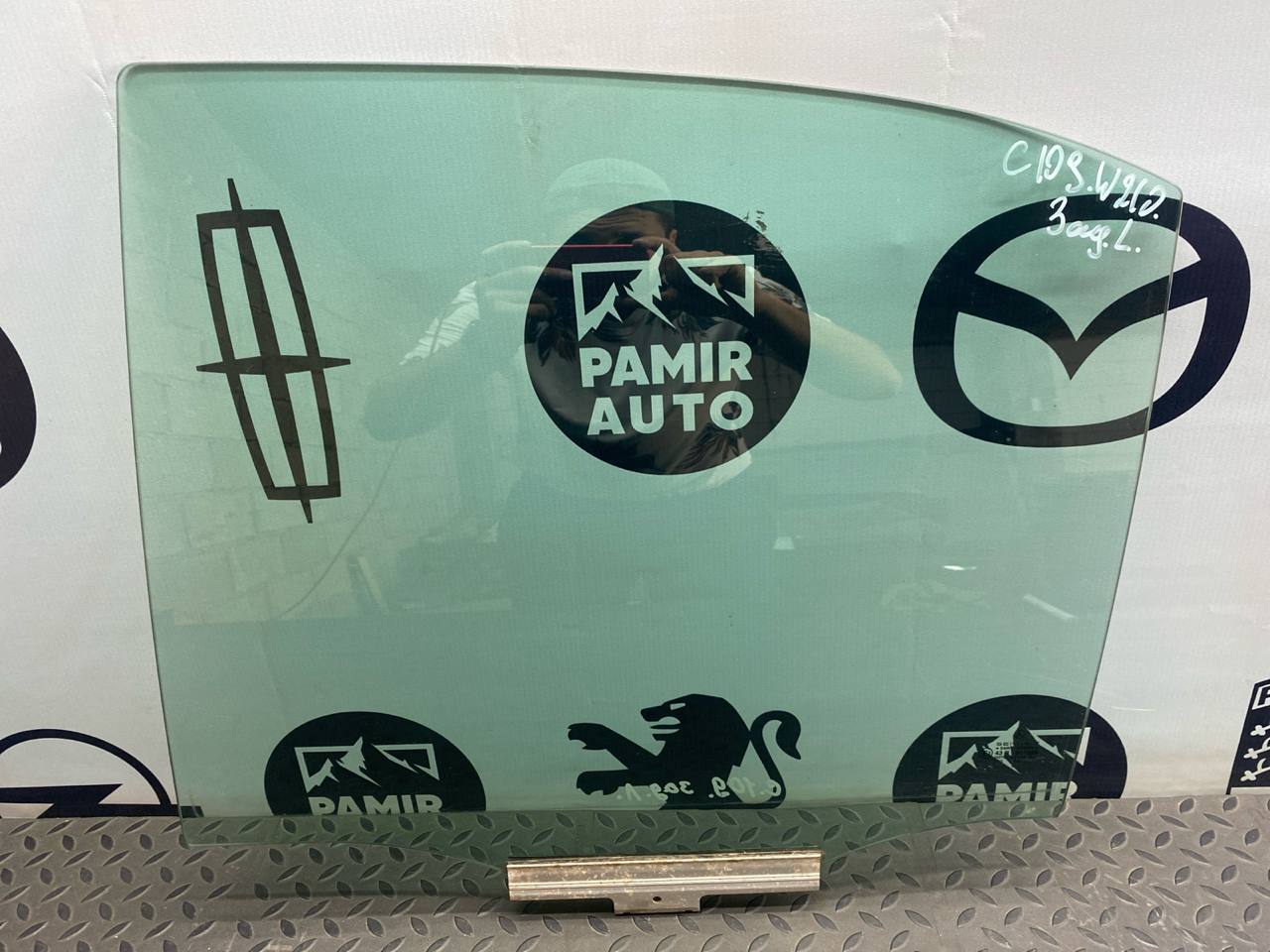 Стекло двери заднее левое Mercedes E/W210 1995-2003