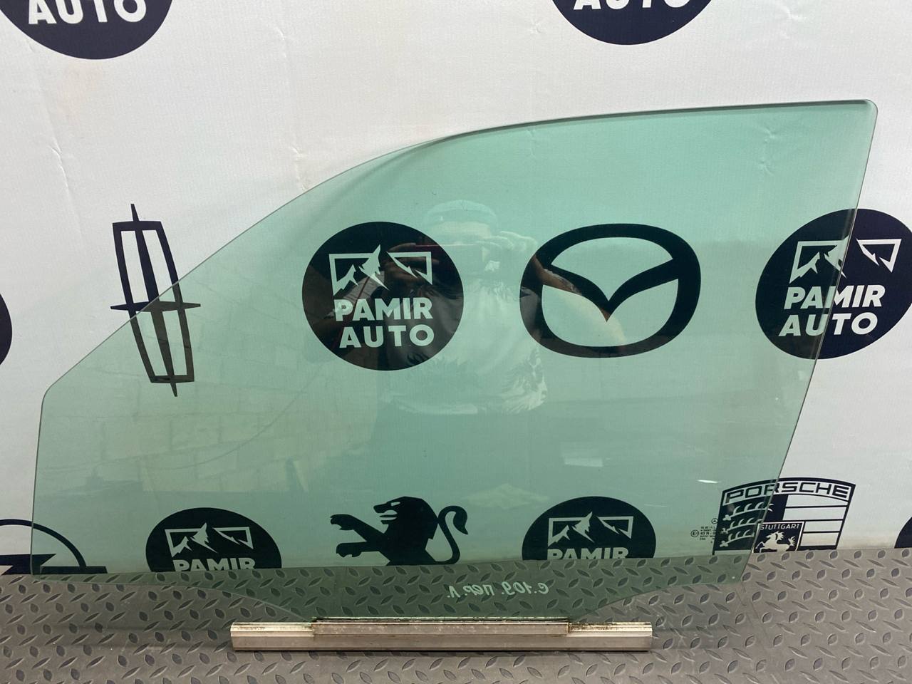 Стекло двери переднее левое Mercedes E/W210 1995-2003