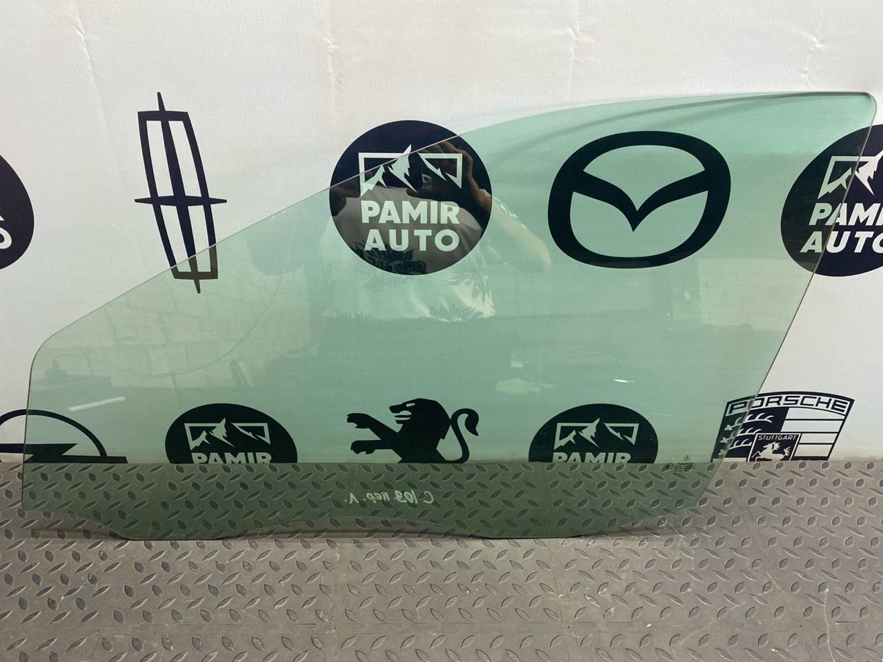 Стекло двери переднее левое Mercedes C/W203 2000-2008