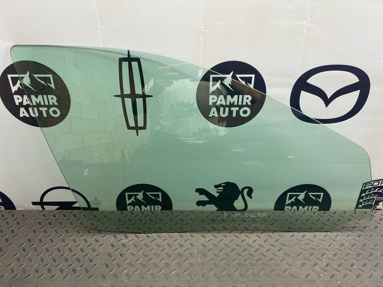 Стекло двери переднее правое Mercedes C/W203 2000-2008