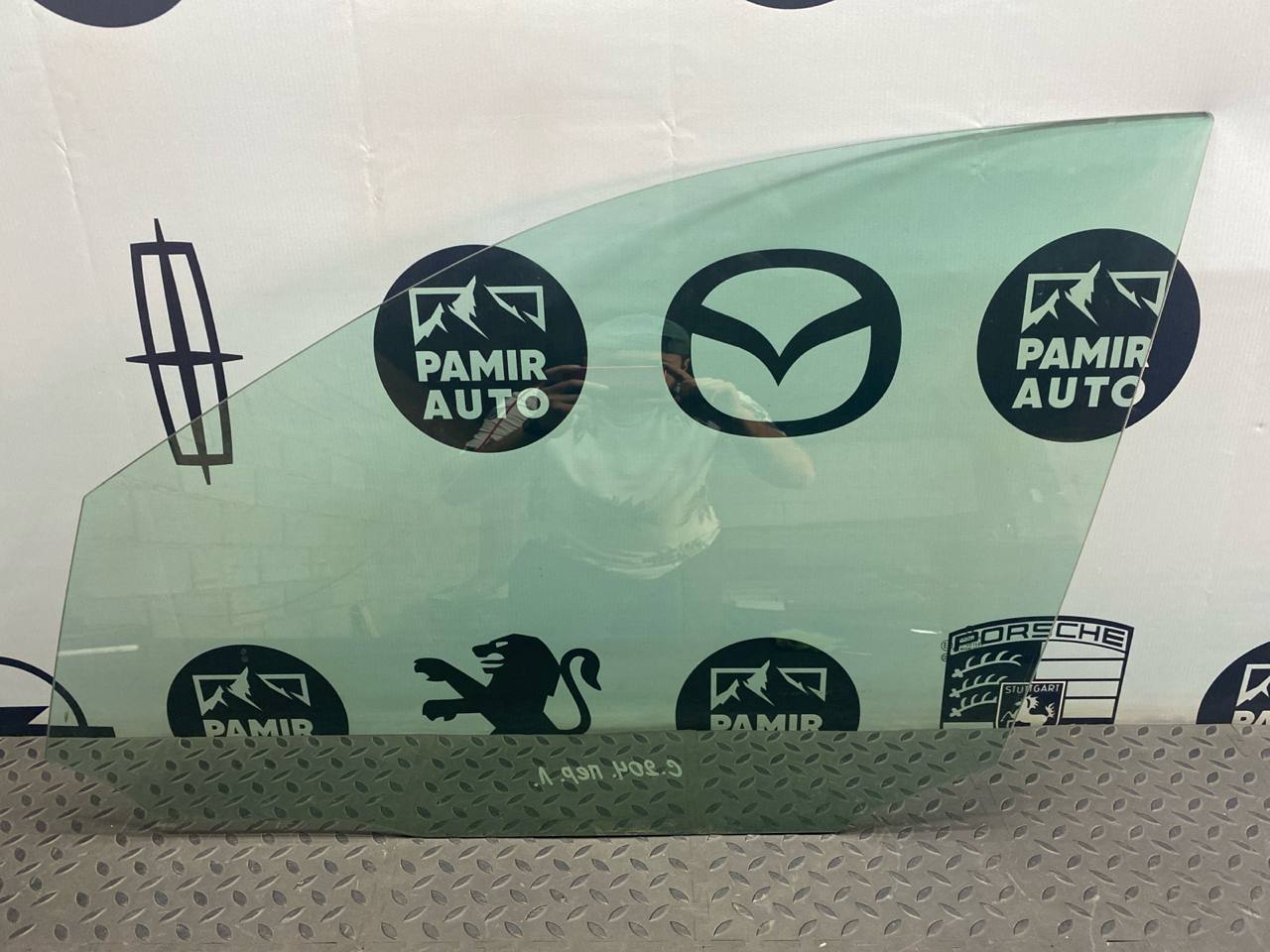 Стекло двери переднее левое Mercedes C/W204 2006-2015