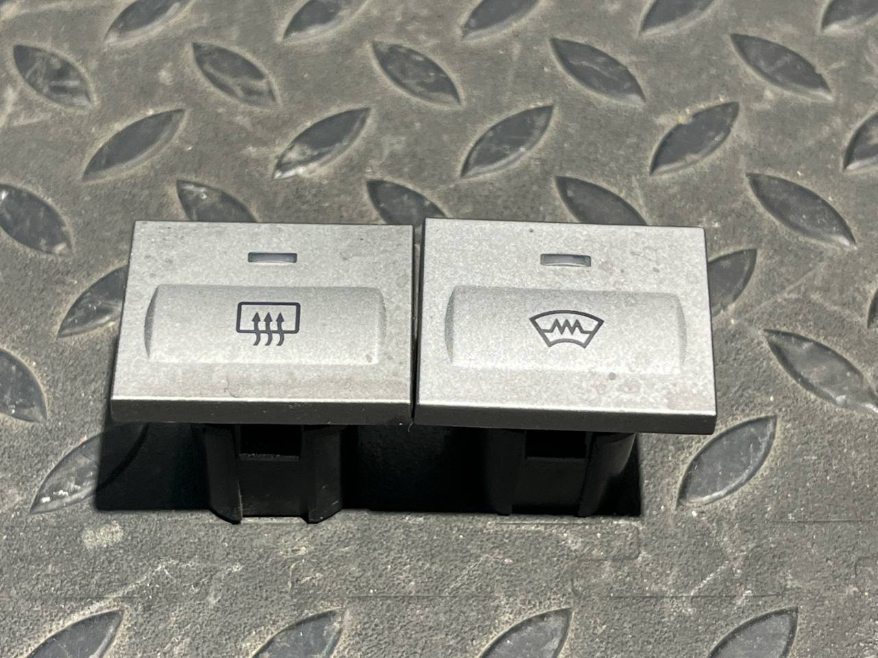 Кнопка обогрева заднего стекла Ford Focus/2 2004-2011