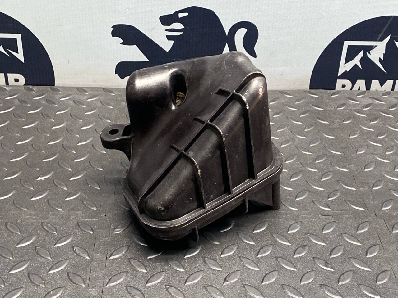 Резонатор воздушного фильтра Mercedes E/W211 2002-2009