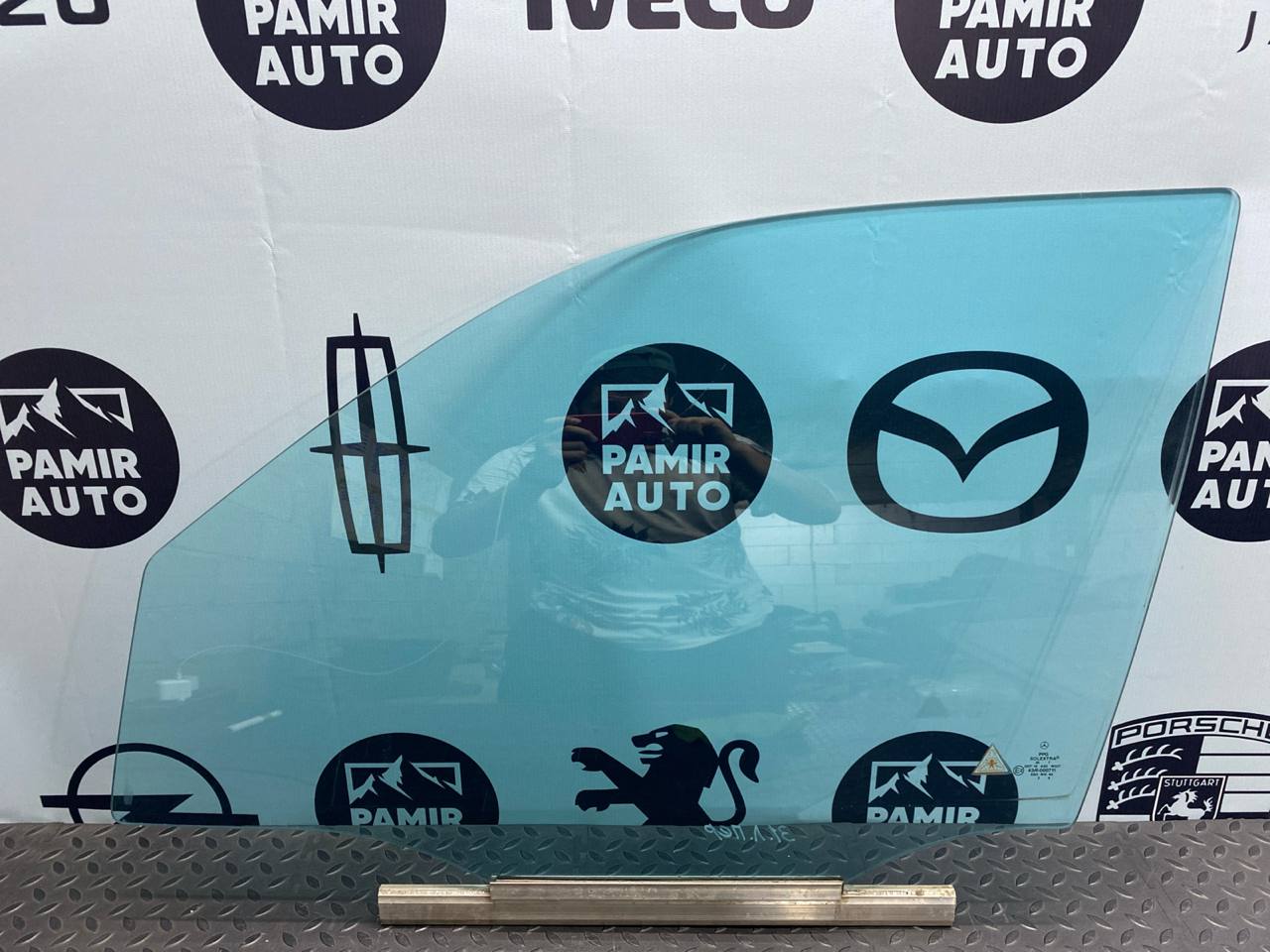 Стекло двери переднее левое Mercedes E/W210 1995-2003