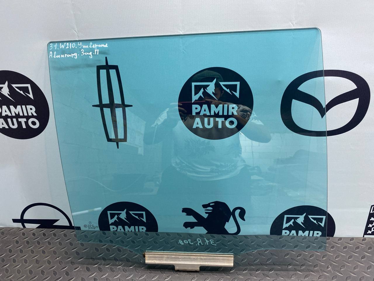 Стекло двери заднее левое Mercedes E/W210 1995-2003