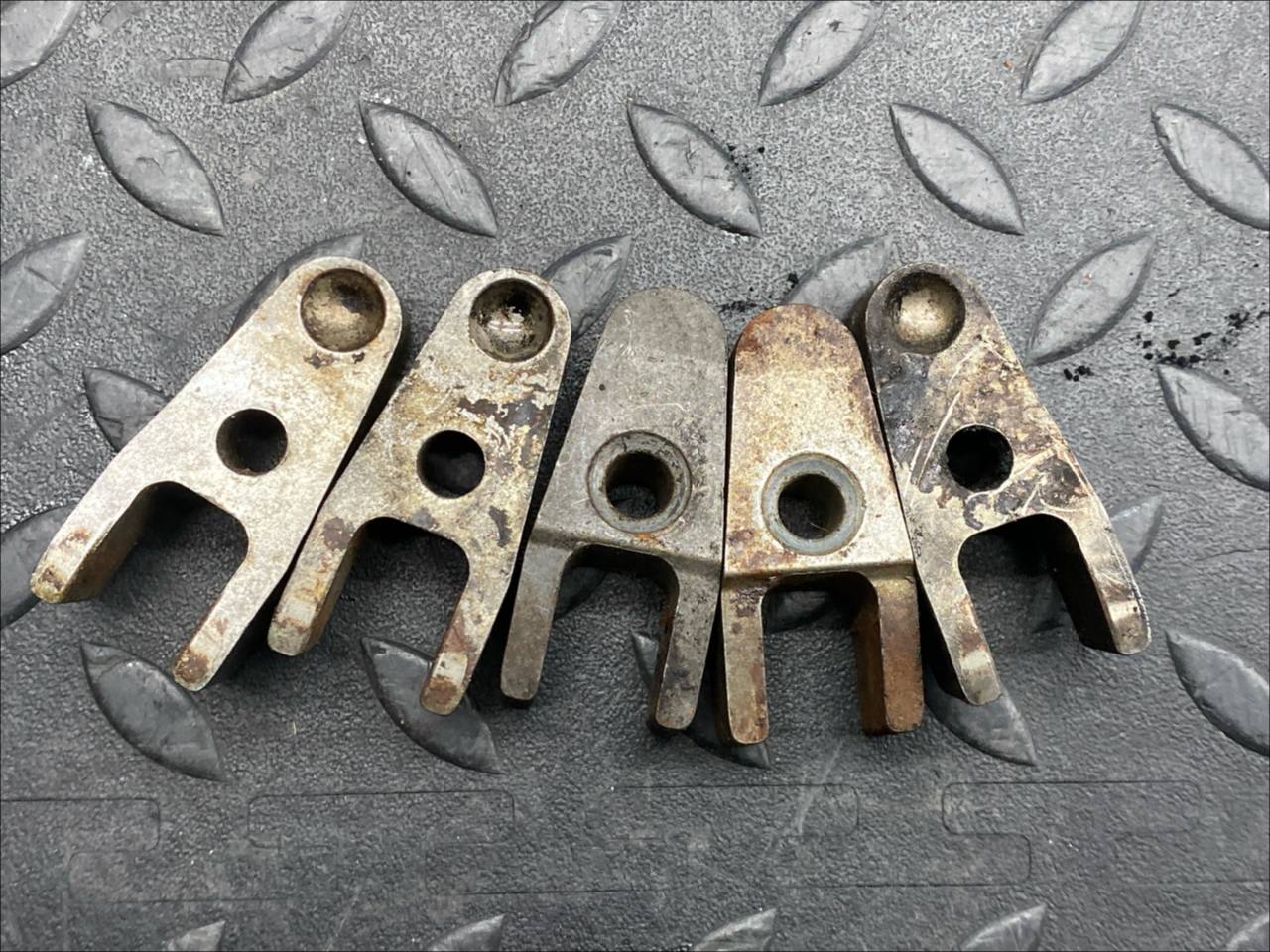 Кронштейн топливной форсунки Mercedes E/W211 2002-2009