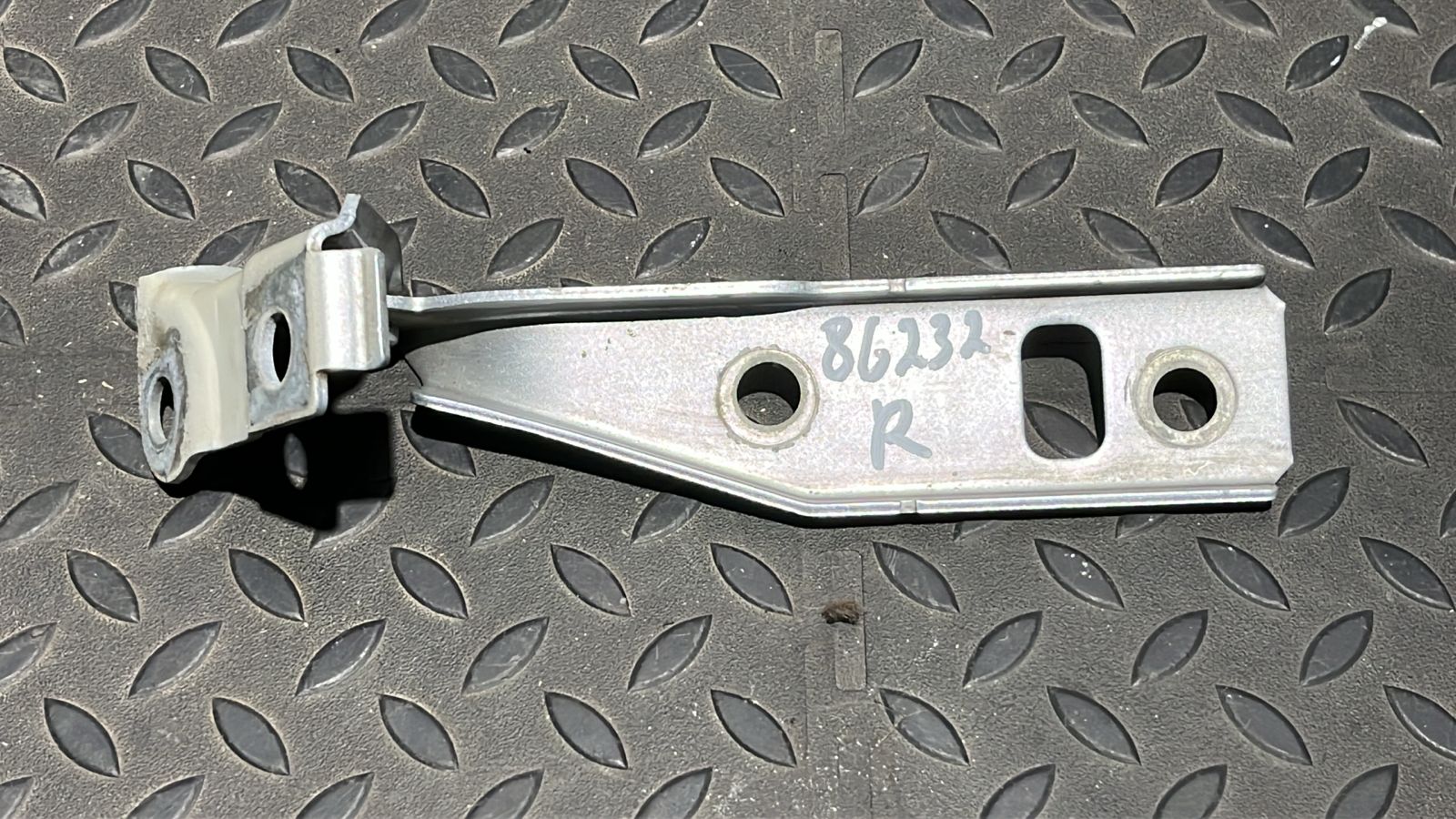 Петля капота правая Volkswagen Golf/4 1997-2006