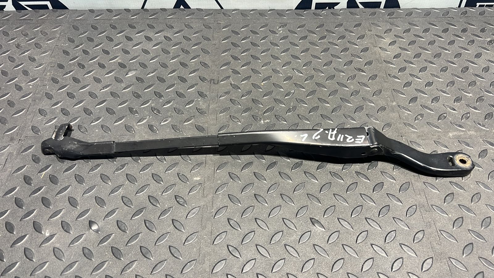 Поводок стеклоочистителя левый Mercedes E/W211 2002-2009