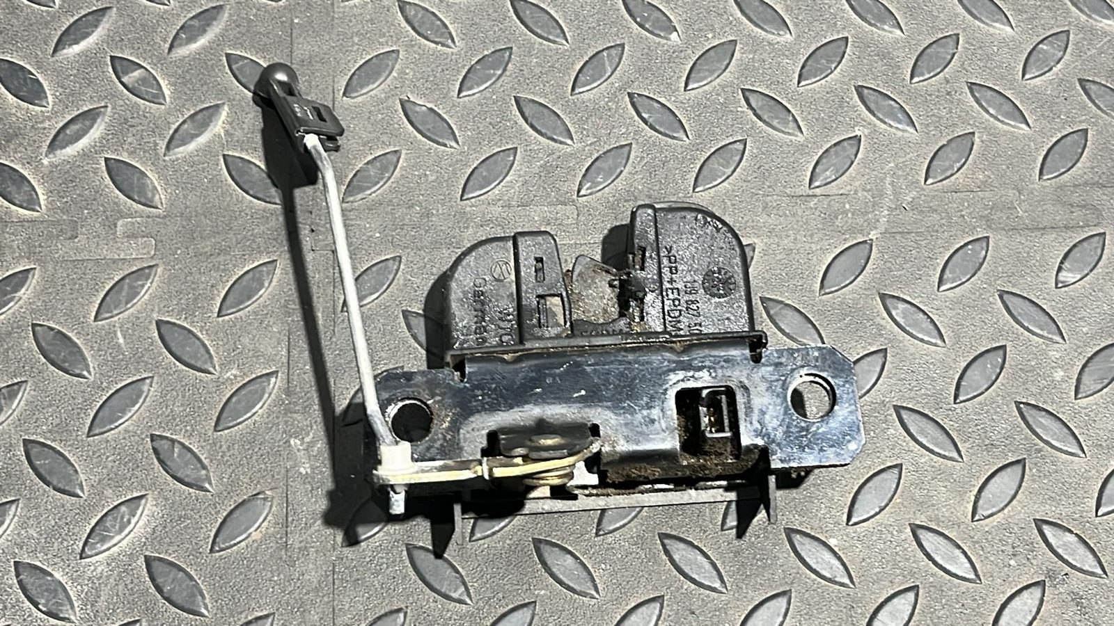 Замок двери багажника Volkswagen Golf/4 1997-2006