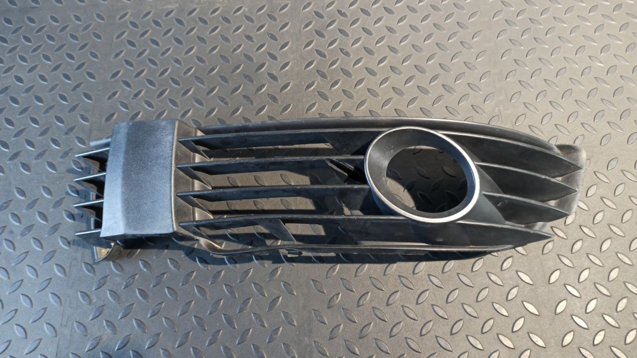 Решетка в бампер левая Volkswagen Passat/B5 1996-2005