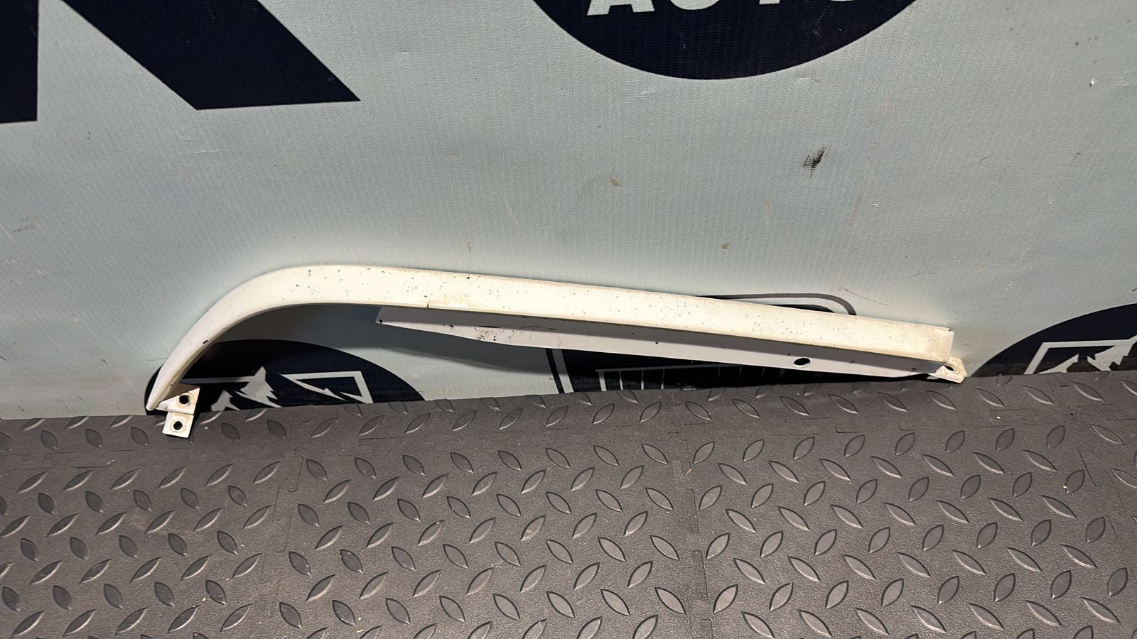 Планка под фару левая Mercedes C/W202 1993-2001