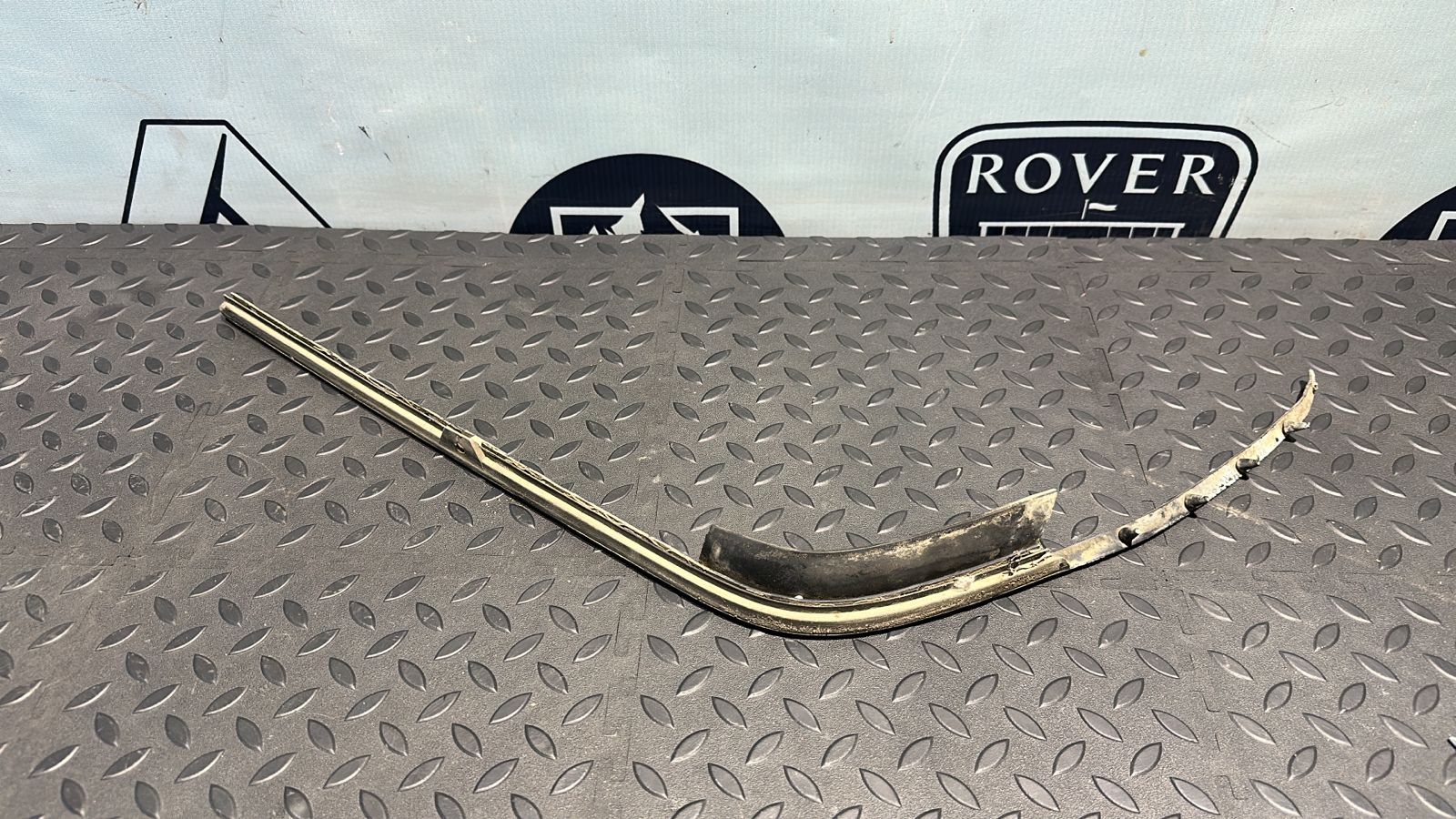 Уплотнитель фары левый Mercedes C/W202 1993-2001