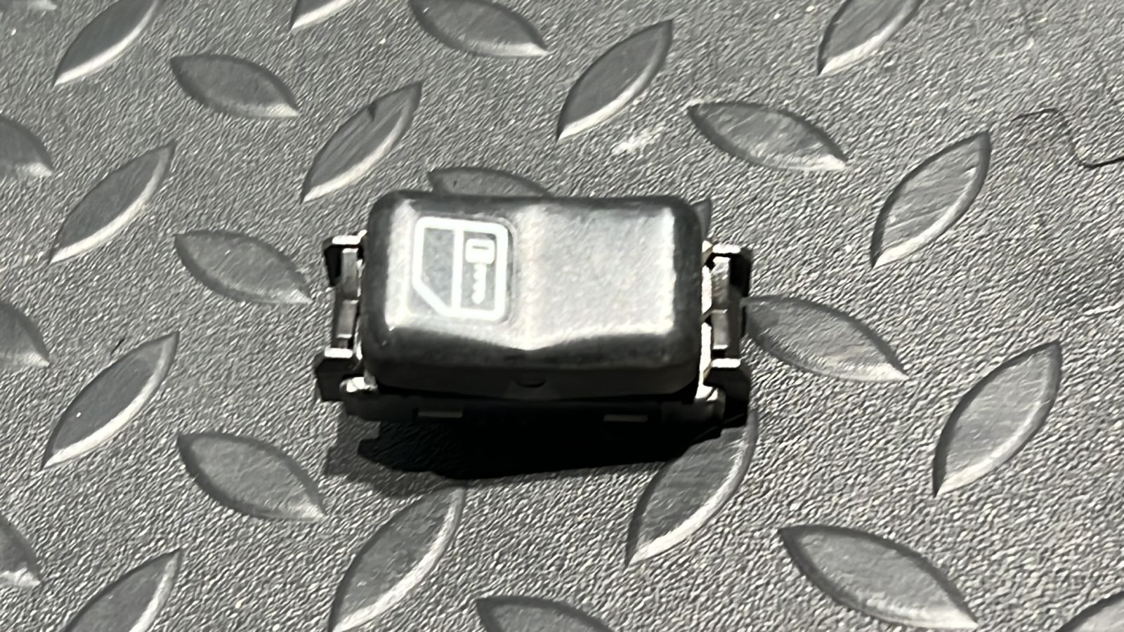 Кнопка центрального замка Mercedes C/W202 1993-2001