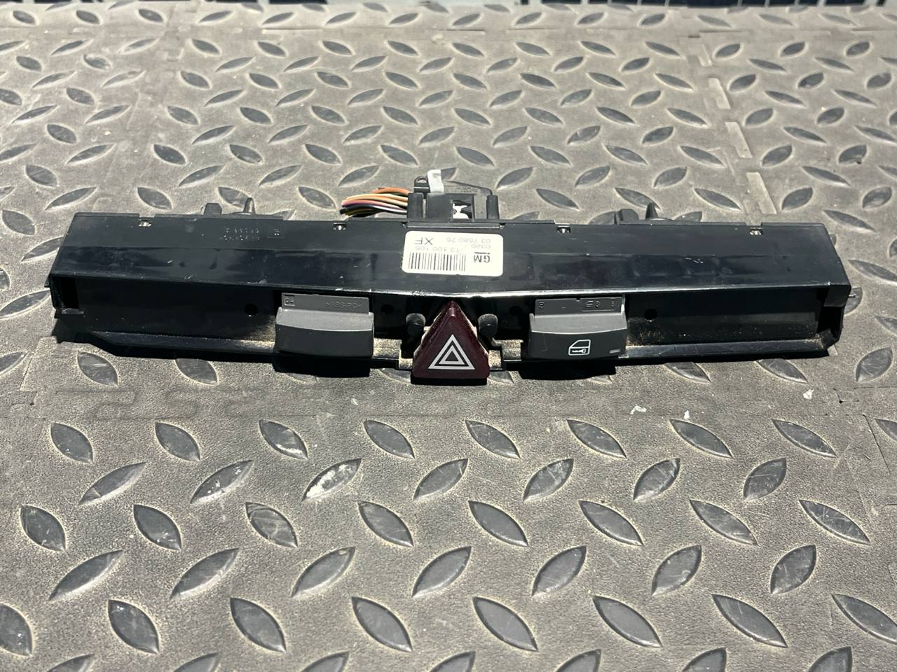 Кнопка аварийной сигнализации Opel Zafira/B 2005-2014