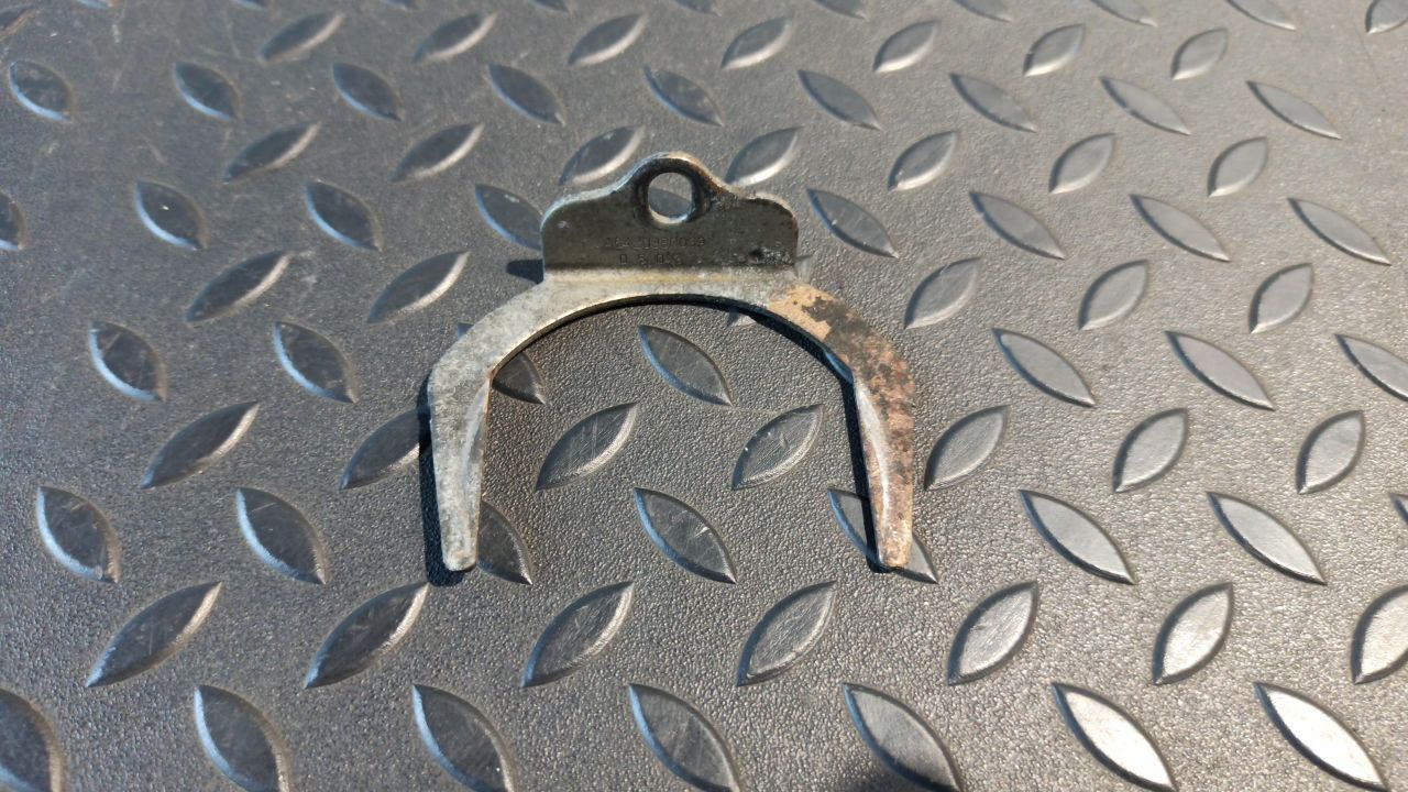 Кронштейн патрубка Mercedes E/W211 2002-2009