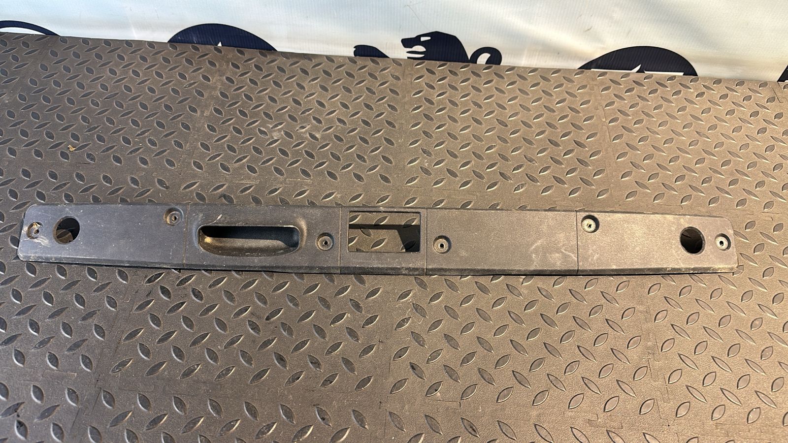 Обшивка крышки багажника Mercedes E/W211 2002-2009