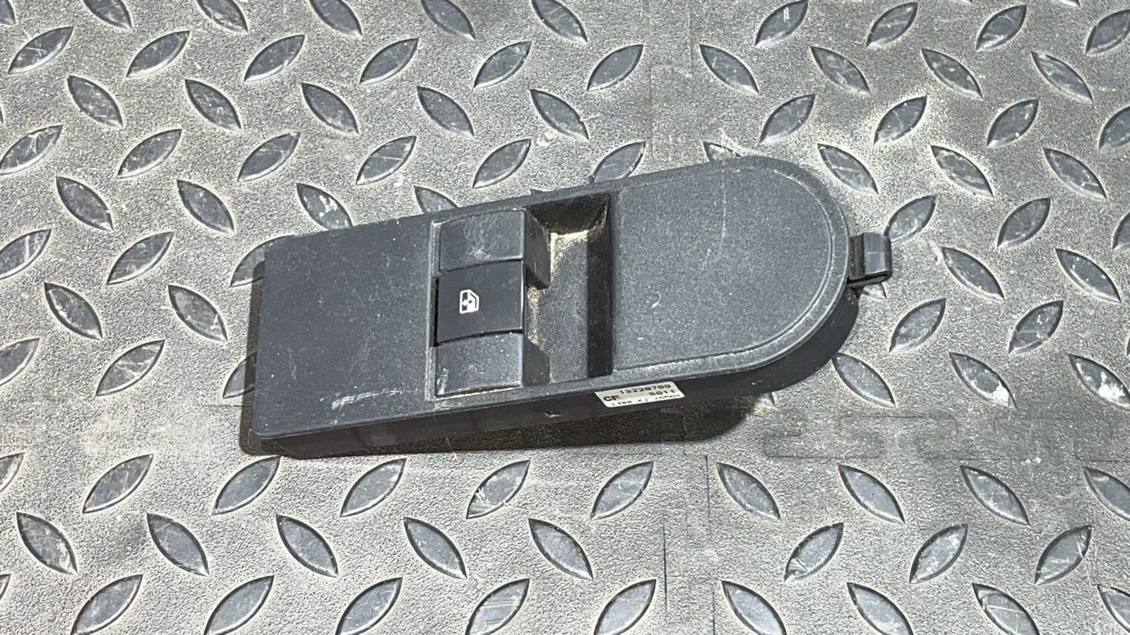 Кнопка стеклоподъемника передняя правая Opel Astra/H 2004-2014