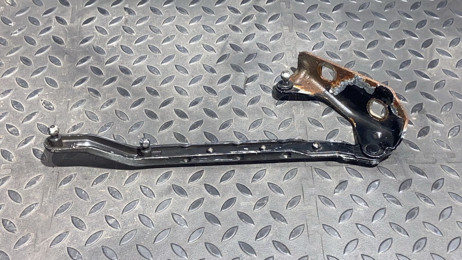 Петля капота левая Mercedes M/W163 1997-2005